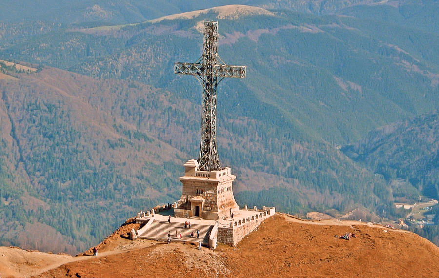 Crucea de pe Caraiman superlativele unei construcţii de Cartea